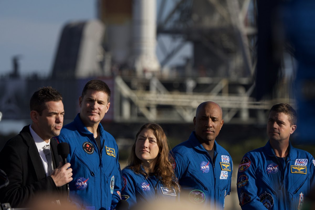 mullercardenas's tweet photo. Es un día histórico para la exploración espacial 🚀 

El Programa Artemis de la NASA representa el regreso del ser humano a la Luna de forma sostenible: exploración científica, nuevas tecnologías y los cimientos para llegar a Marte.  

Artemis II despegó hoy 1 de abril, la primera misión tripulada del programa: cuatro astronautas darán la vuelta a la Luna y regresarán a la Tierra, abriendo la puerta a las primeras alunizajes de la nueva era.  

Ecuador es signatario de los Acuerdos Artemis desde 2023 (el tercer país sudamericano en unirse), comprometiéndose con una exploración espacial pacífica, transparente y en beneficio de toda la humanidad. 

📷 ¡Orgullo ecuatoriano en la conquista del espacio! 

#ArtemisII #EcuadorEnElEspacio #nasa #EcuadorSpace @EcuadorSpace