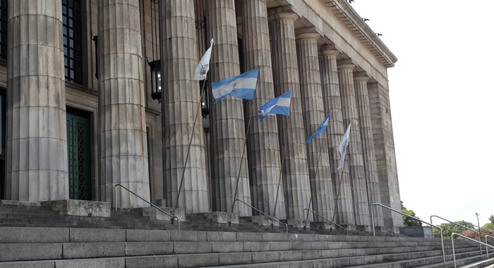 Top 10 facultades de Derecho en América Latina ⚖️

🇦🇷 Universidad de Buenos Aires (34 en el mundo) 🥇
🇨🇱 Pontificia Universidad Católica de Chile (38) 🥈
🇲🇽Universidad Nacional Autónoma de México (38)🥈
🇨🇱 Universidad de Chile (48) 🥉
🇨🇴 Universidad de los Andes (49)
🇧🇷