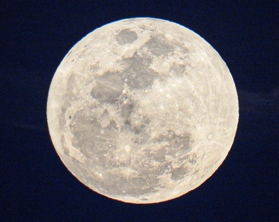 weatherbryan's tweet photo. Current view of tonight’s full moon AND the #Artemis II launch. We’re going back to the moon for the first times in 50 years! 🚀🌕 https://t.co/YlhFNvakt5