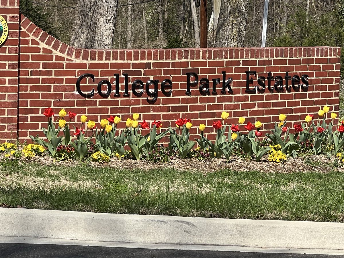 TimReidReporter's tweet photo. POLICE INVESTIGATE RASH OF CAR BREAK IN CASES IN COLLEGE PARK, MD-A number of vehicles in the College Park Estates community were vandalized thieves shattered windows to steal valuables.  Police urge residents to lock car doors and not leave valuables inside cars 
@DCNewsNow https://t.co/o2LyBESklA
