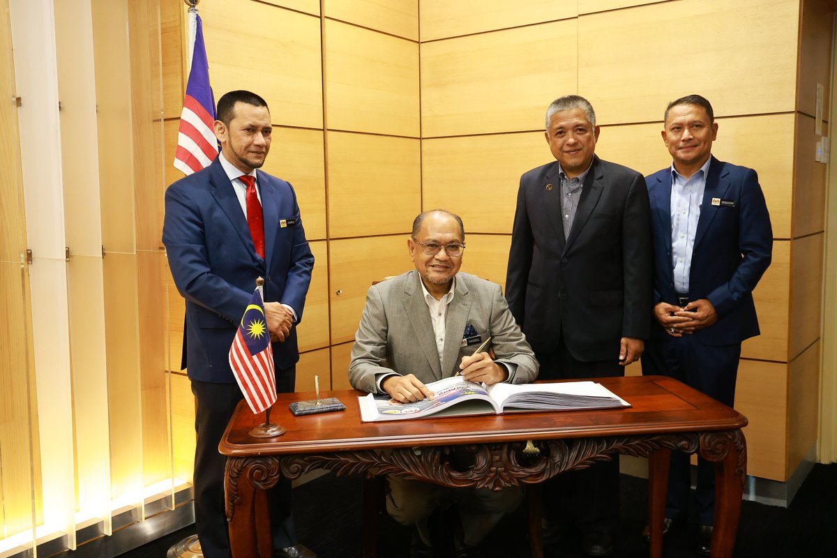 UPPPCpab's tweet photo. Kunjungan delegasi tersebut telah disambut oleh Ketua Pengarah Kerja Raya Malaysia. Sesi ini adalah untuk mengadakan perbincangan dua hala bagi mengeratkan lagi kerjasama antara JKR Malaysia dengan KKM dalam pelaksanaan Projek Fizikal oleh JKR Malaysia. https://t.co/5sGUYzqaad