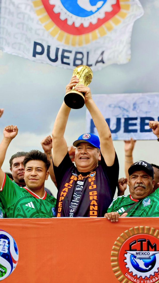 MxExilio's tweet photo. #Entérate ⚽️ |  La @CTMPuebla sigue dejando huella en el deporte. El equipo Río Grande CTM, bajo la dirección de Leobardo Soto Martínez(@leobardosoto), se proclamó campeón tras imponerse con un contundente 5-0 global a Galácticos CTM.

 🏆La final, no solo definió a un campeón: marcó la conquista de su campeonato número 34, una cifra que confirma una trayectoria histórica y dominante en el fútbol regional.

#Campeones #Final #Trofeo