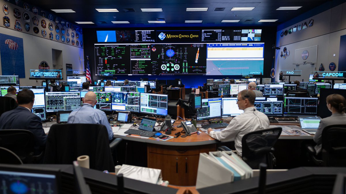NASA_Johnson's tweet image. Tough and competent. 💪

The flight control team in Artemis Mission Control in Houston is on console and ready to command Orion and SLS after liftoff and all the way through splashdown, monitoring every system and every milestone to keep the crew safe. @NASAArtemis II is sending
