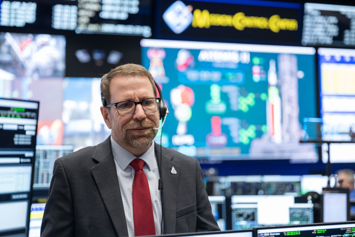 NASA_Johnson's tweet image. Tough and competent. 💪

The flight control team in Artemis Mission Control in Houston is on console and ready to command Orion and SLS after liftoff and all the way through splashdown, monitoring every system and every milestone to keep the crew safe. @NASAArtemis II is sending