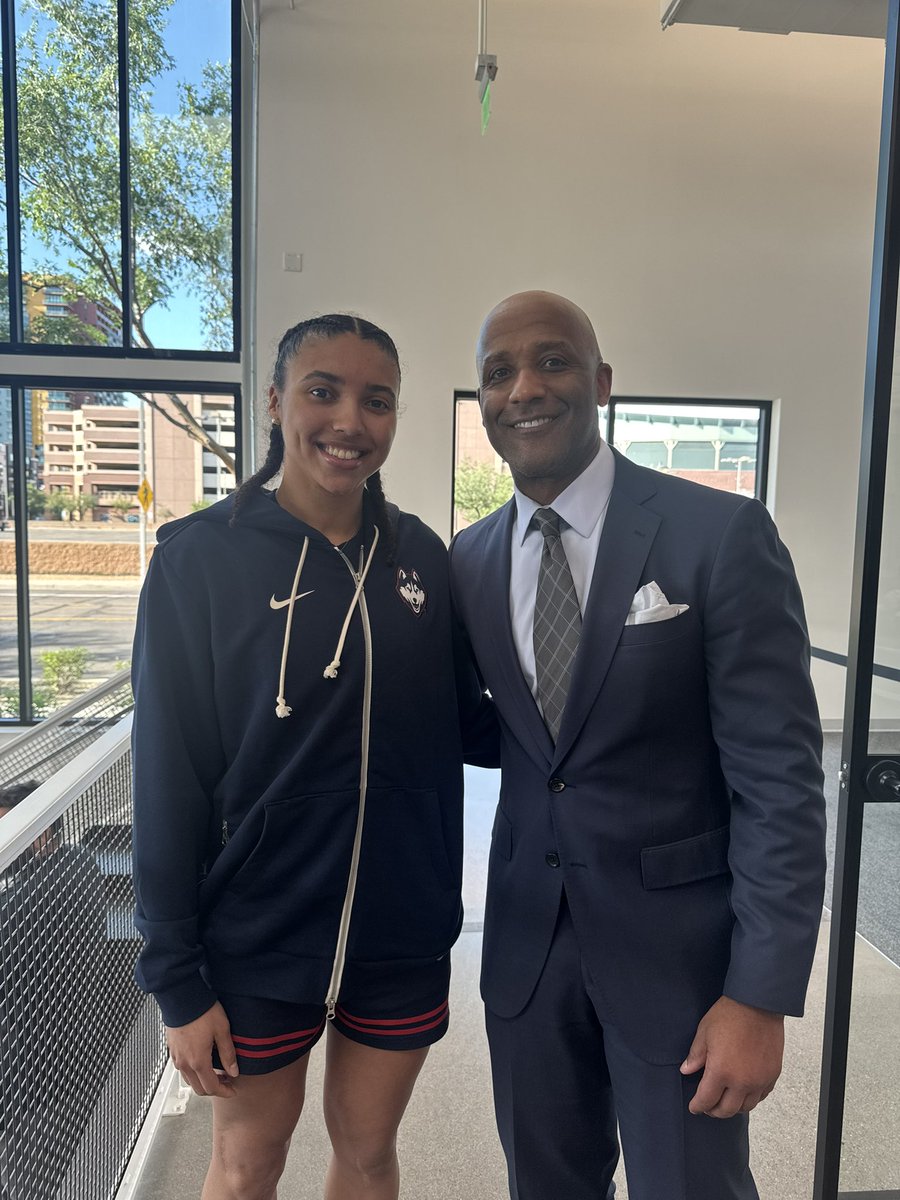 BCusterTV's tweet image. This young lady @azzi_35 is a walking bucket.  Good luck this weekend.
#naismithawards #finalfour #phoenix