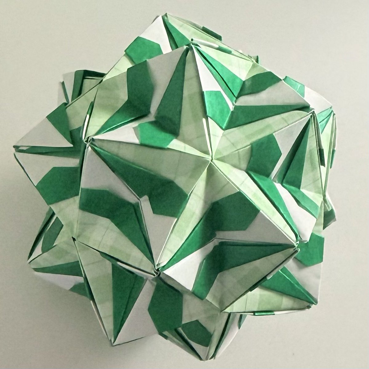 fuy199's tweet image. 瓜縞 by 布施知子さん

模様や形を楽しむくす玉おりがみ📖から。
ちょいと出番が少ない緑色の折り紙🟩を
使って爽やかに。

#ユニットくす玉
#布施知子 #beautifuldesign
#4月もよろしくお願いします 
#2026spring