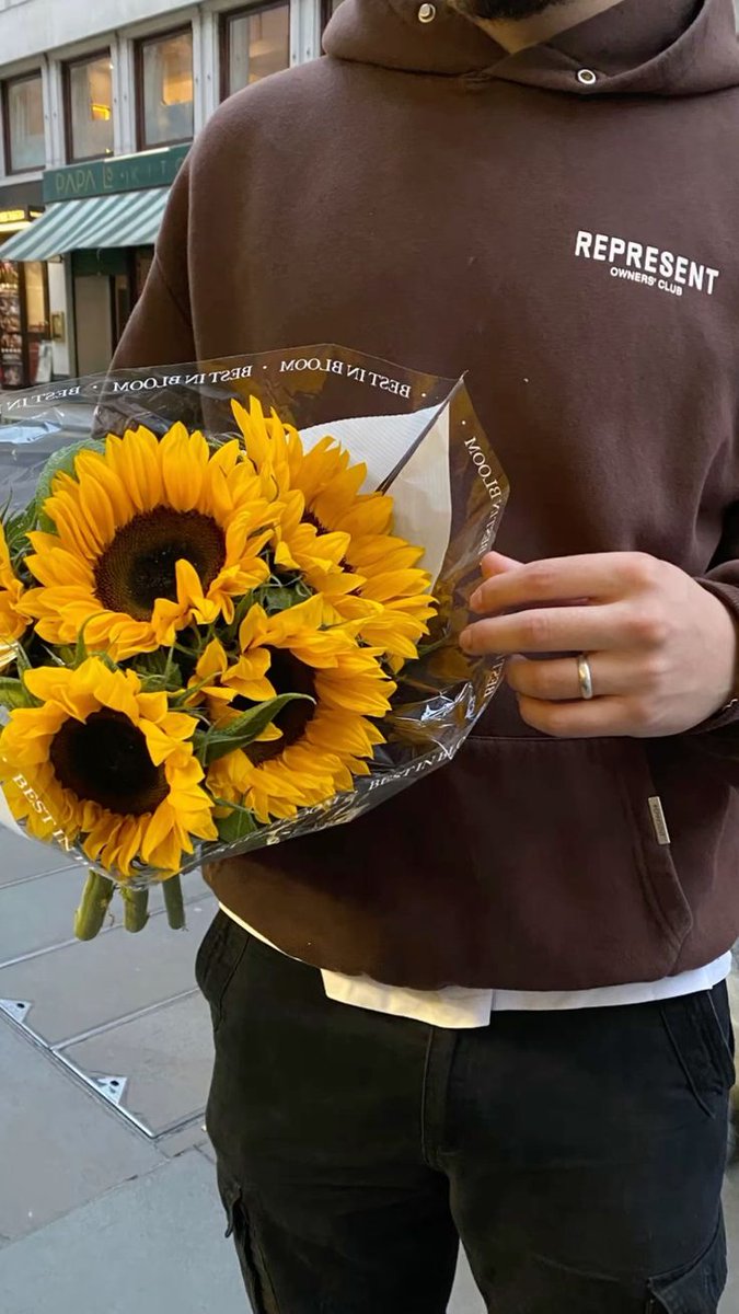 las chicas solo queremos que caigan a nuestra casa de sorpresa con un ramo de flores
