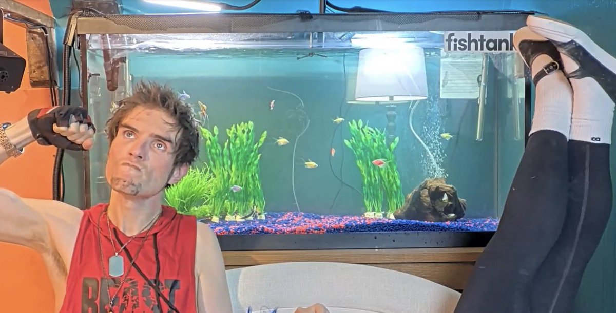 Vertical bar tweet media