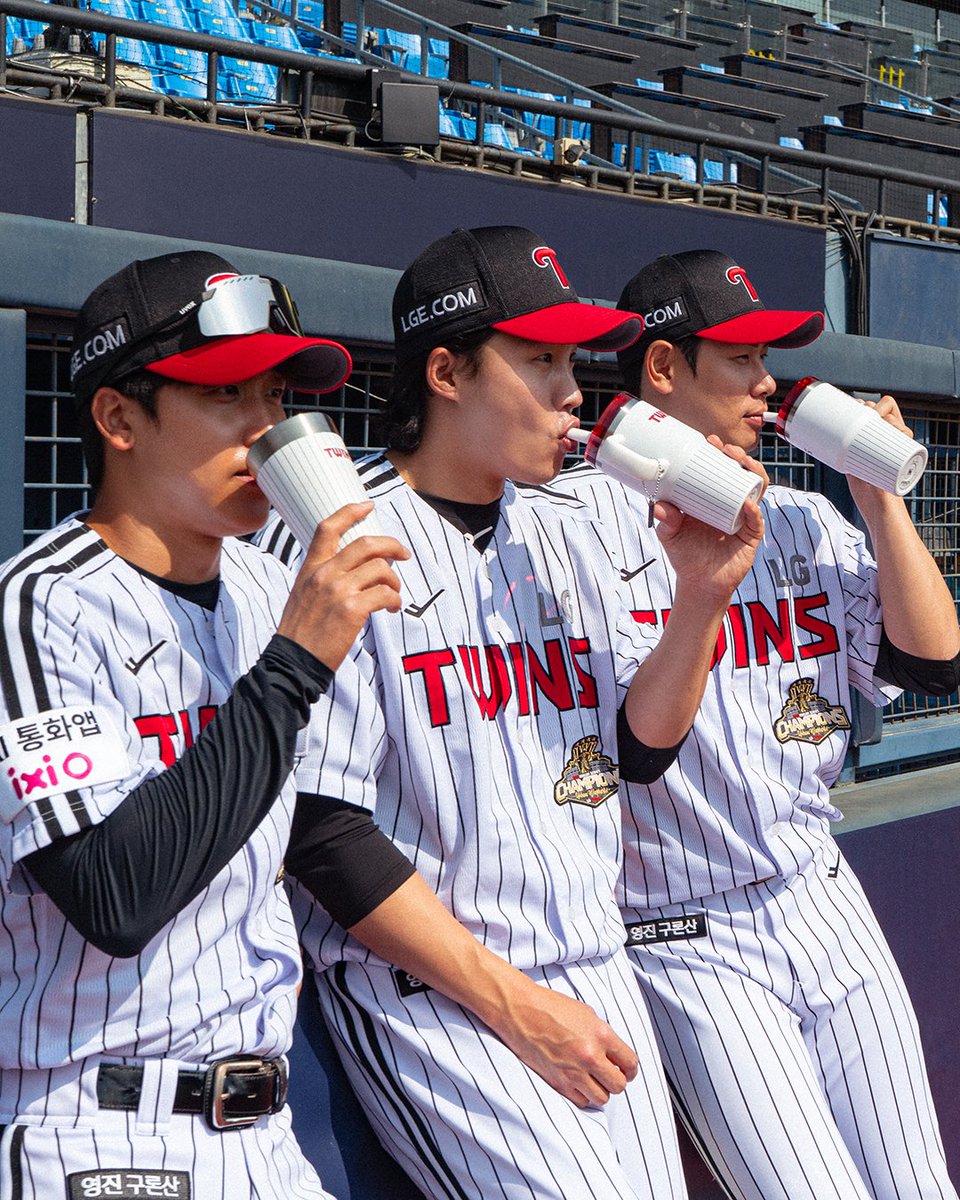 Stanley1913_KR's tweet photo. 스탠리 1913 x LG트윈스 컬렉션 출시⚾

LG트윈스의 핀 스트라이프 패턴을 담은 디자인과
2025년 우승을 기념하는 퀜처 프로투어의 특별한 참까지.

승리의 영광이 있는 모든 순간을 스탠리와 함께 하세요!

✔ 온라인 구매처 안내
- 스탠리 네이버 브랜드 스토어, 무신사, 카카오톡 선물하기, 쿠팡 https://t.co/8vcpLOgZje
