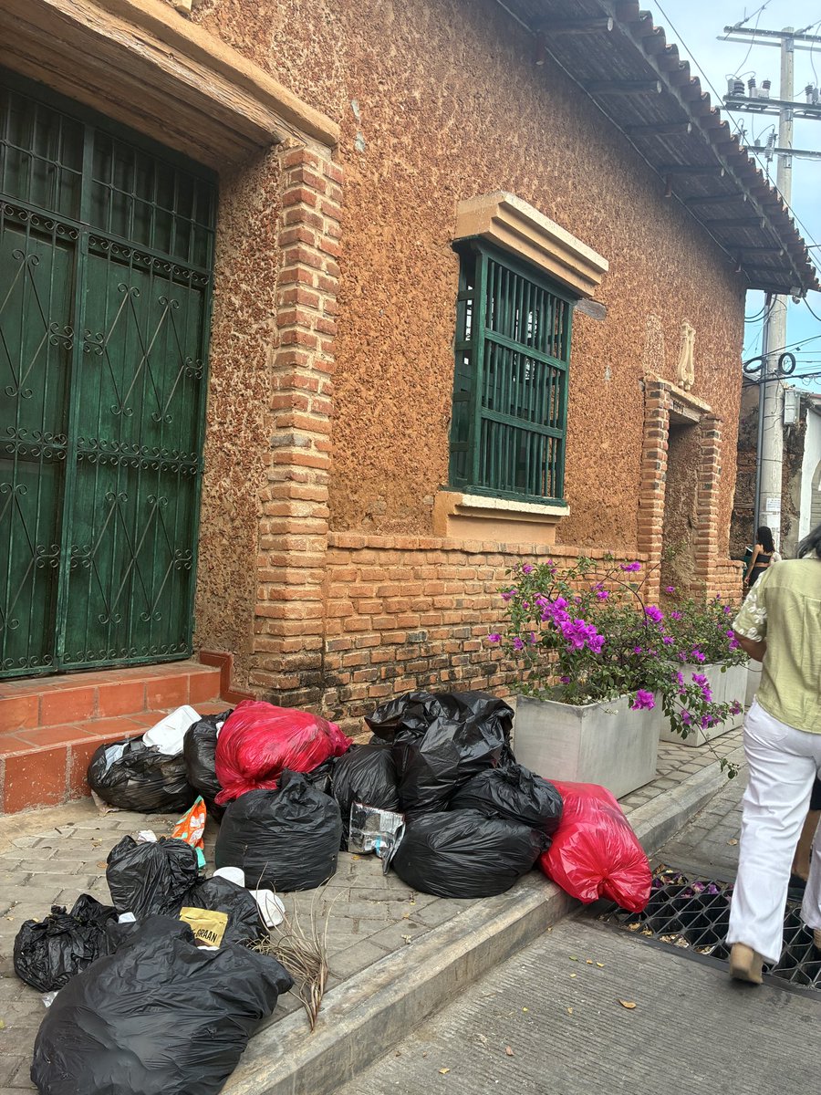 rochymorales8a's tweet photo. Así luce el centro histórico, responsabilidad de quién?

Los hoteles no tienes plan de manejo de residuos? 

En plena Semana Santa turista caminando las pocas calles de mostrar del centro histórico de #valledupar 
@AlcaldiaVpar @INTERASEOVALLED 
Ni paso para los peatones https://t.co/R1GUd2y4IU