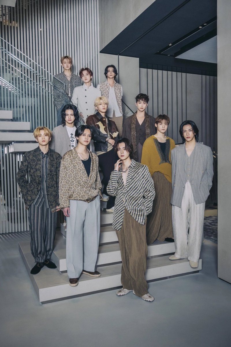 GINZA_magazine's tweet photo. メンバーの「ORIGINS」は？INI が〈エンポリオ アルマーニ〉の新ビジュアルに起用
@official__INI @ARMANI_JAPAN #EASS26

https://t.co/ZcA22whuad https://t.co/MYmBGOC1gA