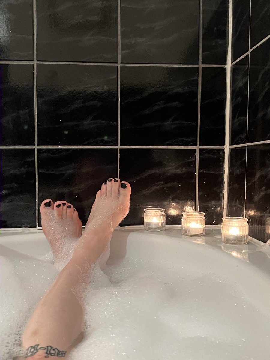 daisychainsyyz's tweet photo. my feet are sore from my various intense physical hobbies … massage them? https://t.co/3EbkYM9H4y