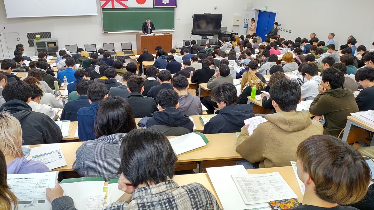 HokusuiD's tweet photo. 26/04/02 木 09:30 #北大 函館キャンパスでは移行式。昨日の大学院水産科学院の入学式とは打って変わって、学生達は普段着。
学部長挨拶、教員紹介、成績優秀者「黒潮賞」授賞式まで15分間。引き続きガイダンスに突入。午後は学科別ガや教職科目、学芸員資格の説明会。
授業開始は4/7です。 https://t.co/GlT2VlrpWd
