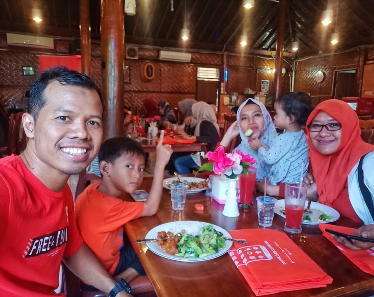 Dietsplaning's tweet photo. Pernah pny temen yg pas kita makan sayur malah dibilang "lagi diet"?
Makan sayur,buah,protein, karbohidrat,lemak sehat itu sebetulnya emg udah sehrsnya. 
Bukan krn "lagi diet" / lg pengen turun BB 
Mau lagi diet/nggak, sebagian bsr makanan kita emg udh seharusnya makanan yg sehat https://t.co/occwyBzQuI
