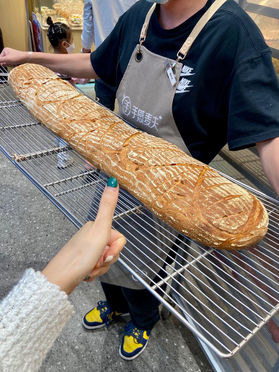 Srta_smiille's tweet image. "Neighbors sharing homemade bread + a chat = the best Wednesday pick-me-up.  Grateful for this little community magic! #NeighborLove #LocalJoy"