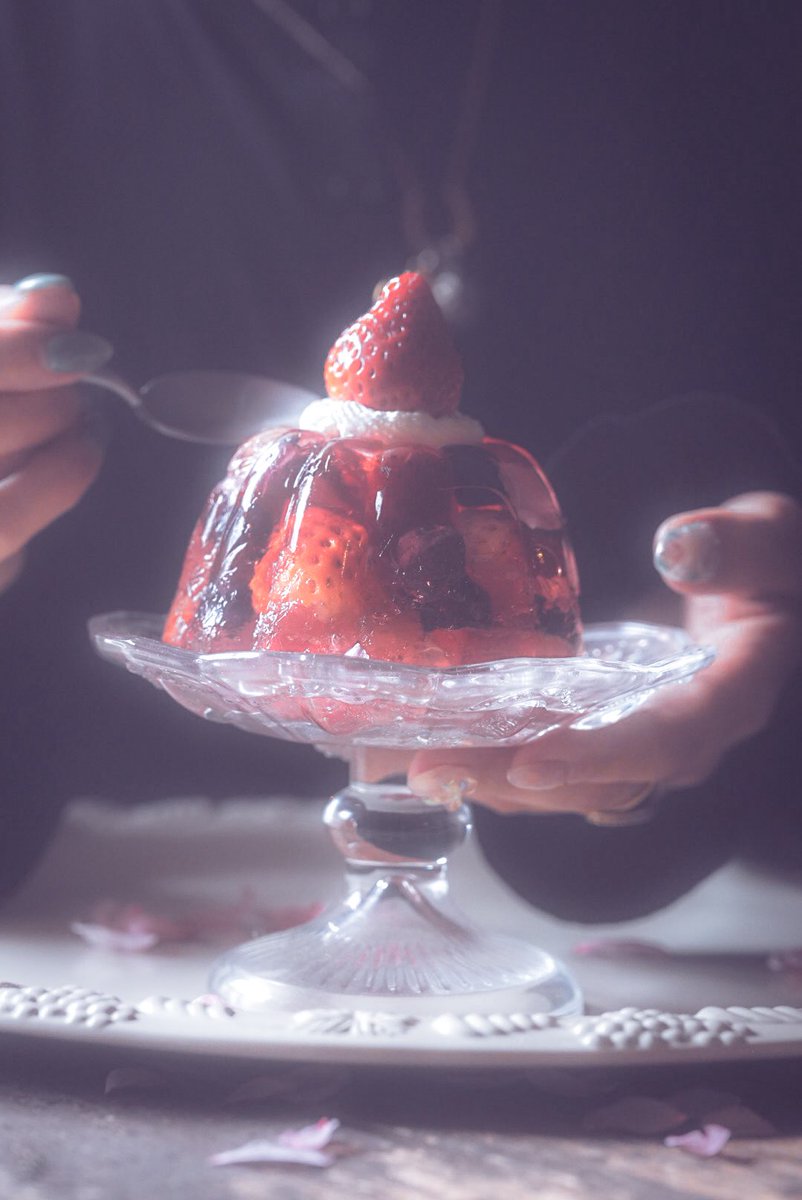 craftwitch_moni's tweet photo. 春スイーツキャンペーン参加に作ったベリーと花弁舞うシャンパンゼリーの撮影写真を趣味全振り現像ver。
夢の中で甘いスイーツを楽しみましょう🫖🍓

#sony #ZVE10M2 #Vlogcam #キリトリセカイ https://t.co/RAPcnD0o3m
