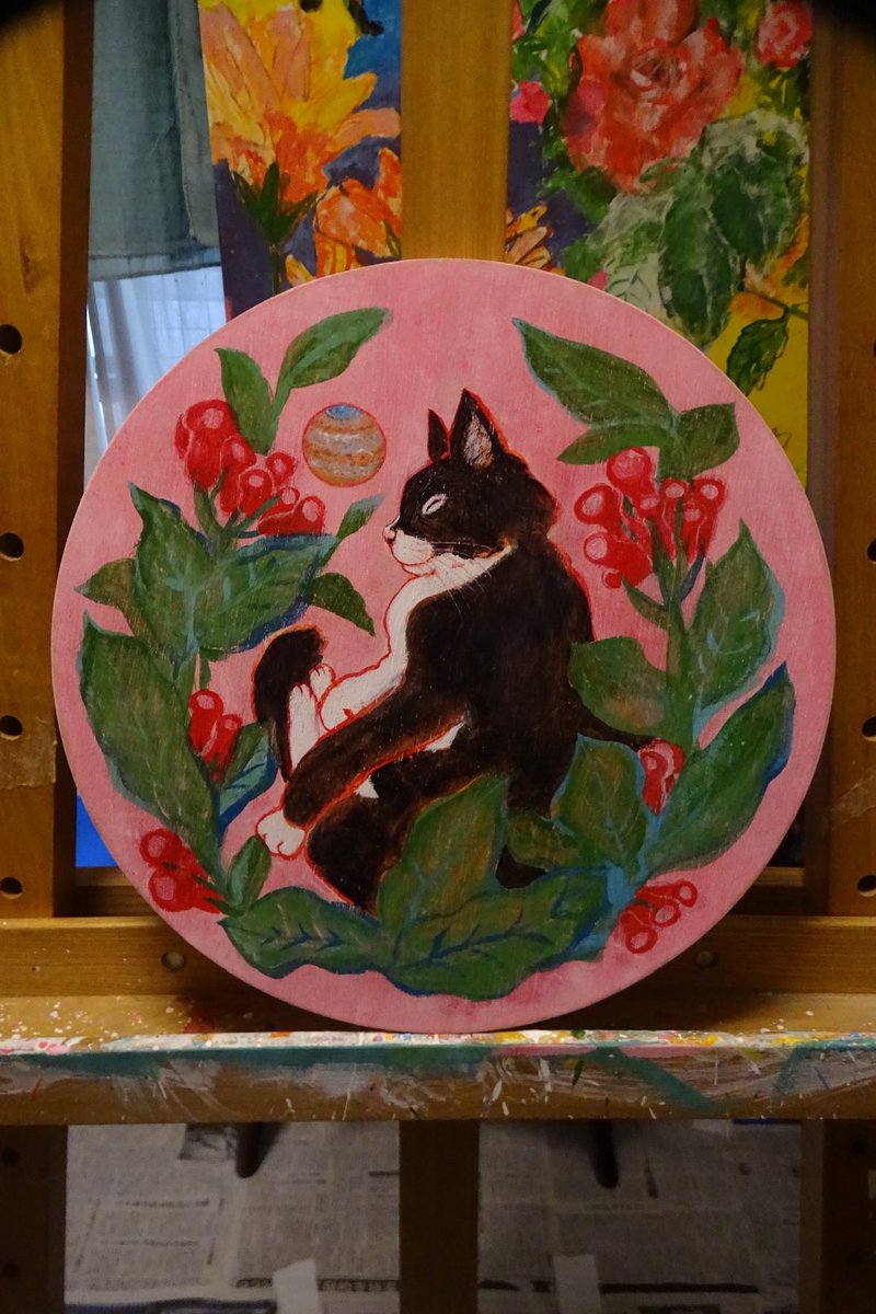 「植物の魔法で」

300mm×300mm
Acrylic paint on wooden canvas

建築現場で出た廃材を丸くカットして描いています
…………………………

芙雨solo exhibition TULAYUS
2026年4月27日（月）〜5月24日（日）
場所 THE EAST END GALLERY <a href="/stand_pub_naru/">Stand Pub Naru / THE EAST END Gallery</a> 

#芙雨 #woodencanvas #cat
#illust_fuu