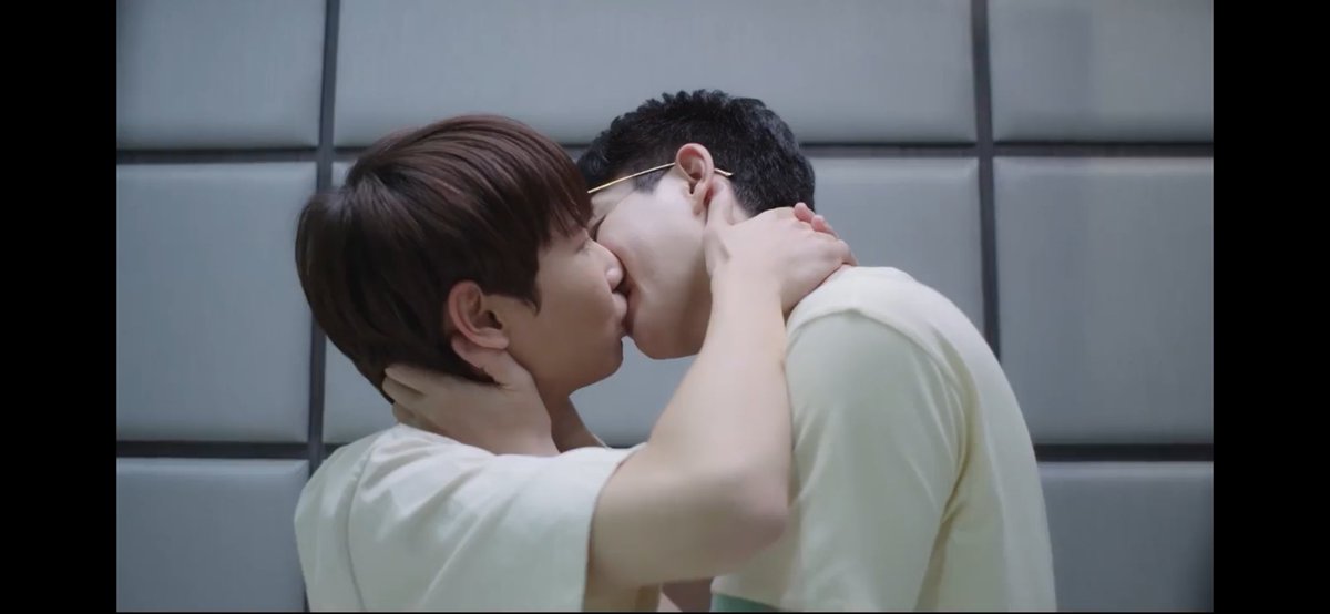 Ilive4rYaoiiii's tweet photo. I finally have the courage to watch the final ep of #CookingCrush 😩😍😊 This is one of my fave series of #OffGun bec cooking is somehow close to our hearts as #Babiis 💚 We all know that Gun is fascinated with cooking while Off is always the one who will critic Gun’s cooking. https://t.co/3RirZnYiAH