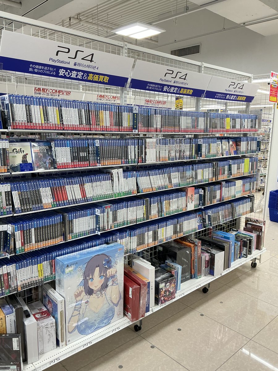 surugayasizuoka's tweet image. おはようございます #駿河屋本店 #ゲーム館 です😳

大人気ゲーム「PS4」「PS5」コーナーでは幅広いソフトを取り扱っています🩵
コントローラーなどのゲームハードも取り扱っていますので、初めての方は是非セットでお買い上げください🤩

#PS4 #PS5 #ゲーム