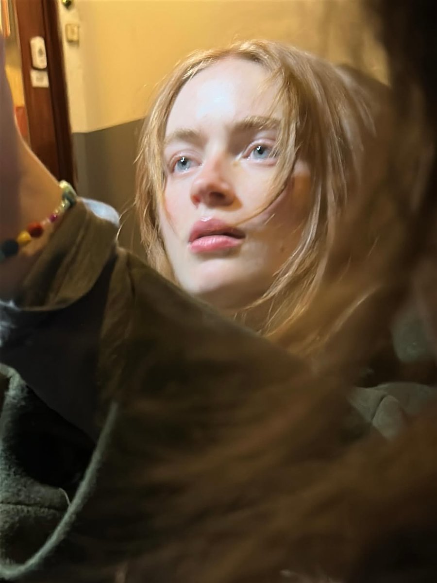 Sadie Sink Korea tweet media