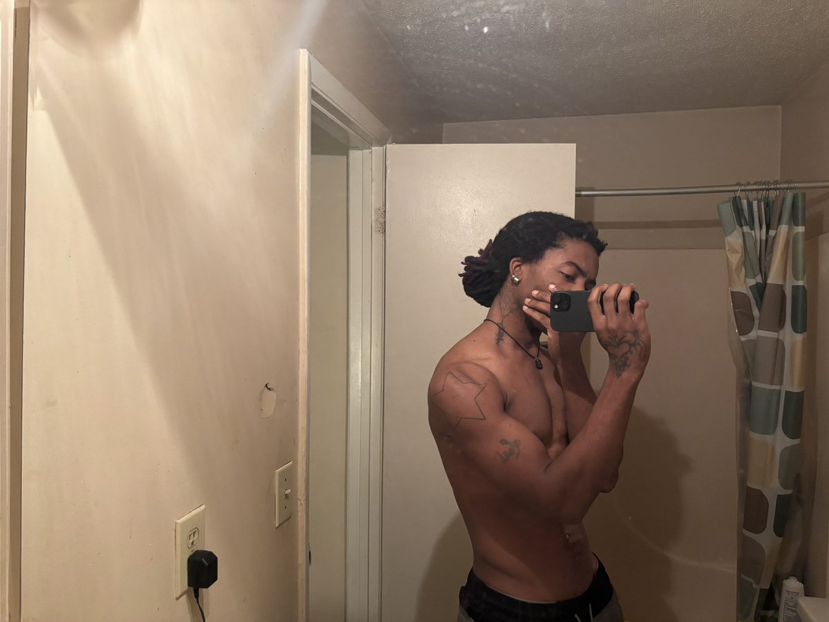 two2dome's tweet photo. Phone so fresh ion got a case https://t.co/Hm3AGWnOSr