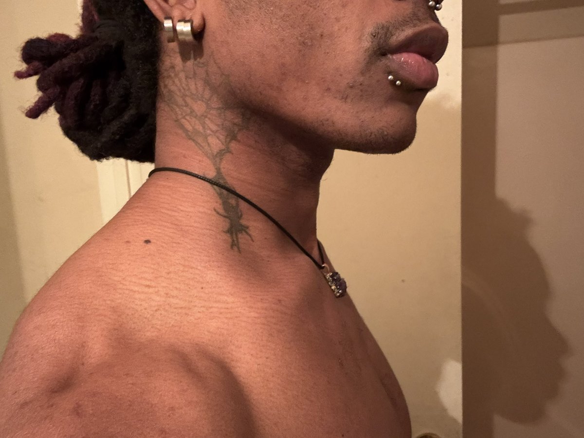 two2dome's tweet photo. Phone so fresh ion got a case https://t.co/Hm3AGWnOSr