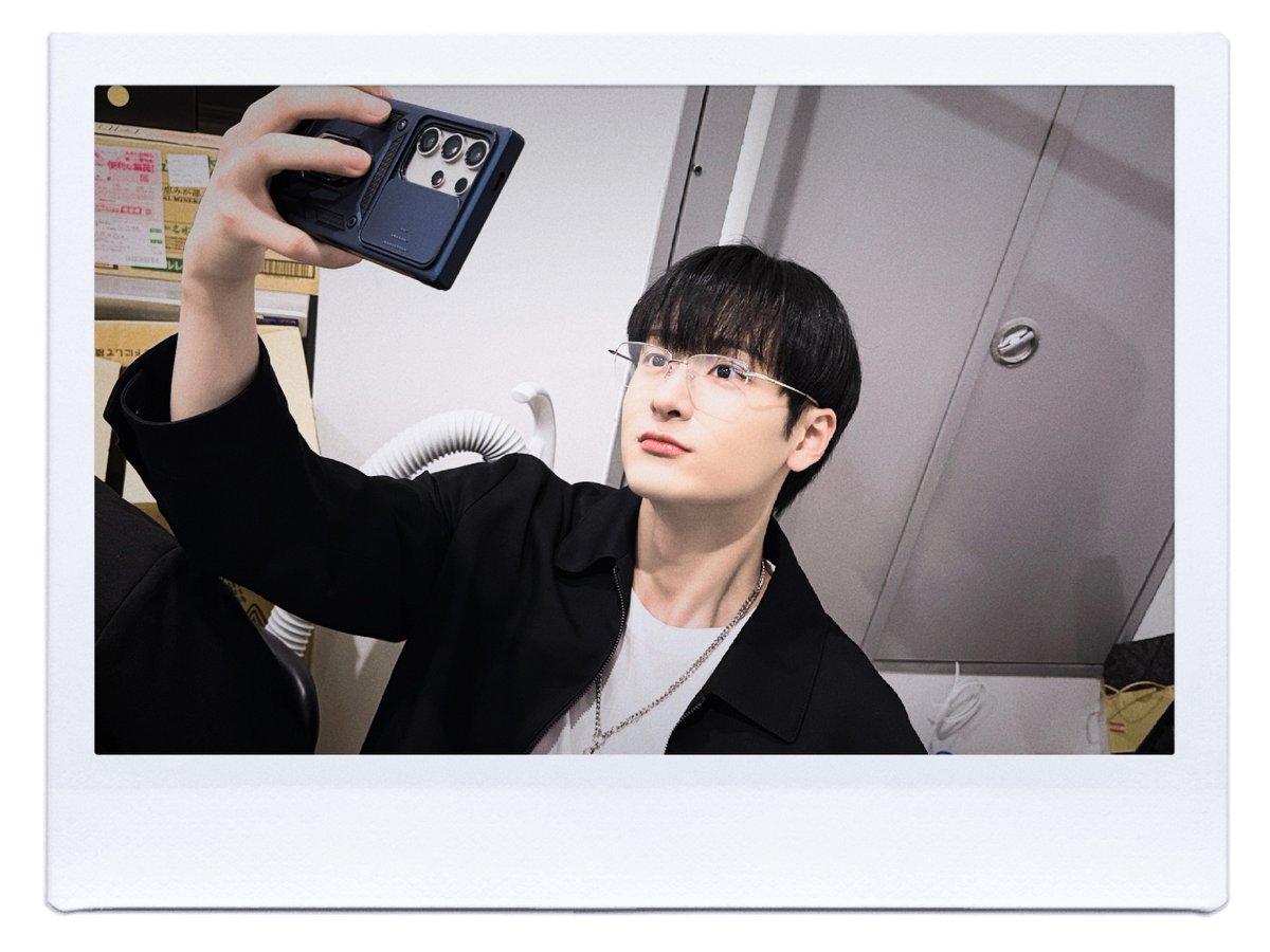 [📸]

𝘽𝙖𝙘𝙠𝙨𝙩𝙖𝙜𝙚 𝙨𝙝𝙤𝙩❗#𝟲
ㄴ 우진이 안경 자랑 중! 👓

#GHOST9 #고스트나인
#LEEWOOJIN #이우진