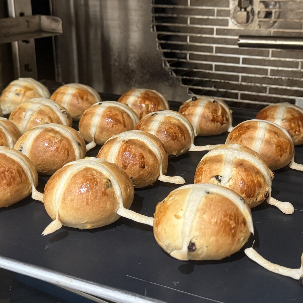 three_tiers_jp's tweet photo. 【明日4/3はパンDAY！】
今週はいつもと違う特別な週末です✨

🥖**金曜：**一ノ木シェフ特製パンが勢揃い！
イースター限定ホットクロスバンズ、カレーパン、ライ麦パンも。

🍏**土曜：**熱々アップルクランブルが登場！

🐟**日曜：**Fish & Chips DAY！スモールサイズもご用意🍟

⚠️今週末は店頭混雑のため、LINE・お電話での**【お取り置きは休止】**となります。何卒ご了承ください。

スタッフ一同お待ちしております！

#スリーティアーズ #英国菓子 #ホットクロスバンズ ＃スコーン