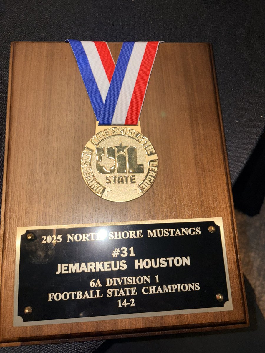 J2_Houston's tweet photo. Anything can be achieved when you willing to run through a wall for your brothers and coaches. Eastside Dynasty is just getting started. https://t.co/YgbjnlMgPH