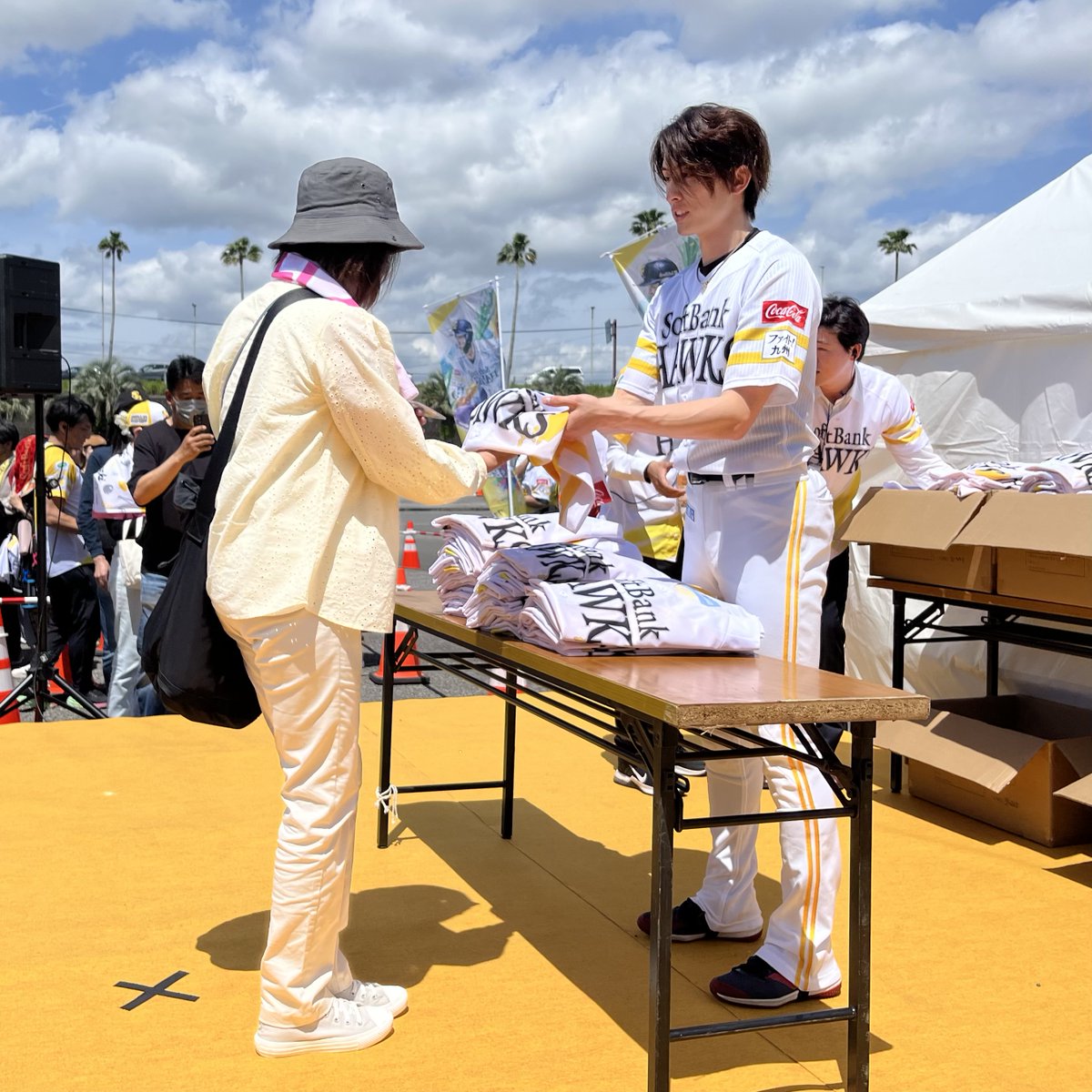 選手からユニフォームを手渡し🙌 ＼ 4/19（日）はファイト！九州デー