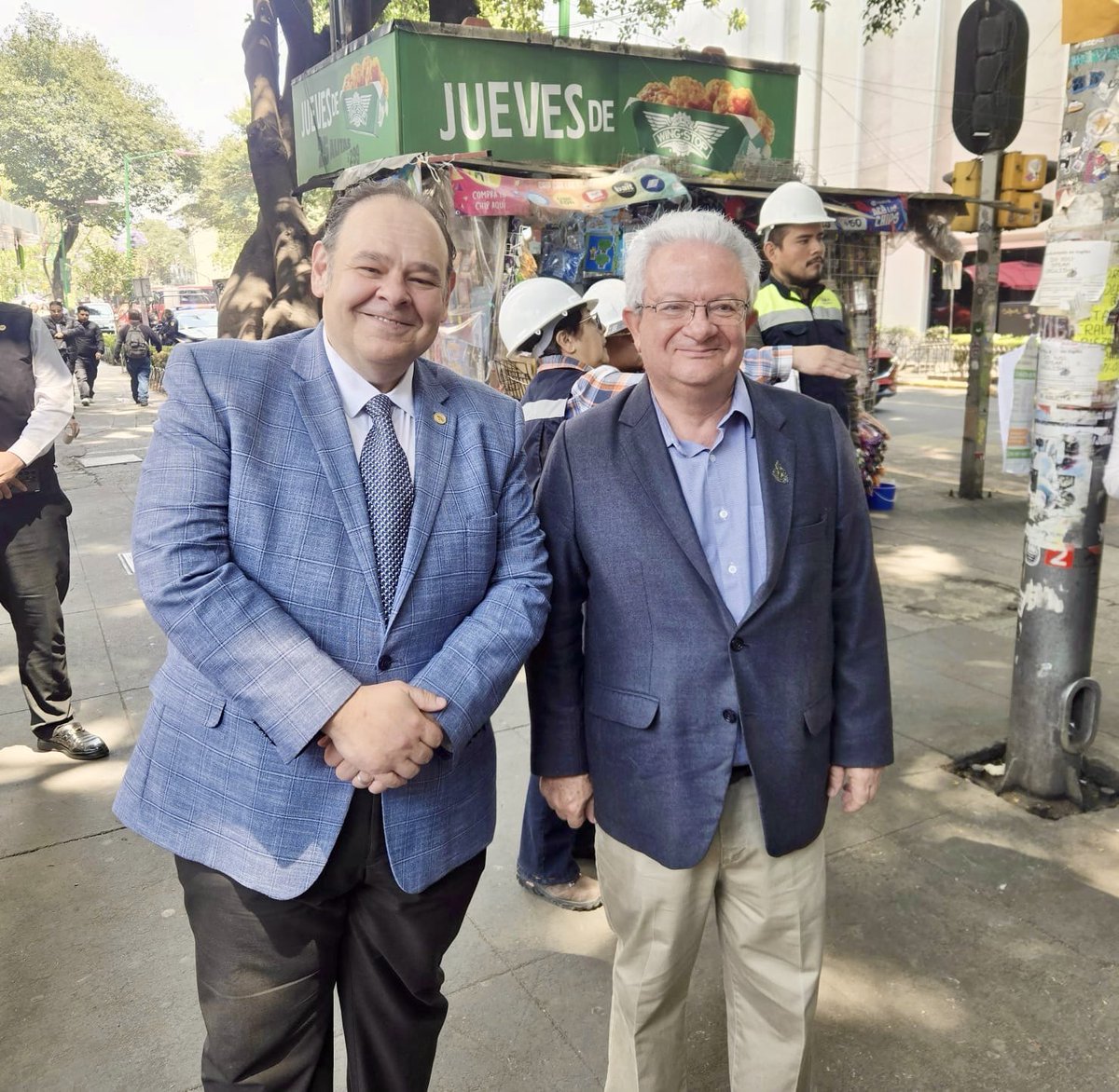 MetropolisCDMX's tweet image. El equipo de #Metrópolis, encabezado por nuestro secretario @PabloYanesRizo , supervisó los avances del Plan Maestro Zona Rosa, que busca recuperar la belleza del barrio, mejorar la seguridad y la experiencia urbana.
🧵 (1/3)