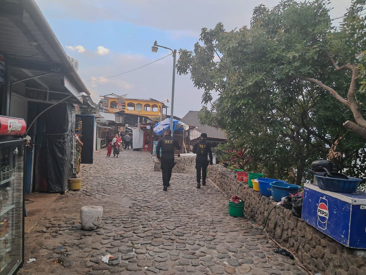 PNCdeGuatemala's tweet image. Policías de la #DIPRONA y #FEP brindan apoyo en las acciones de seguridad en la playa pública de Panajachel, Sololá, con el objetivo de resguardar la integridad de las numerosas personas que visitan este destino turístico.
