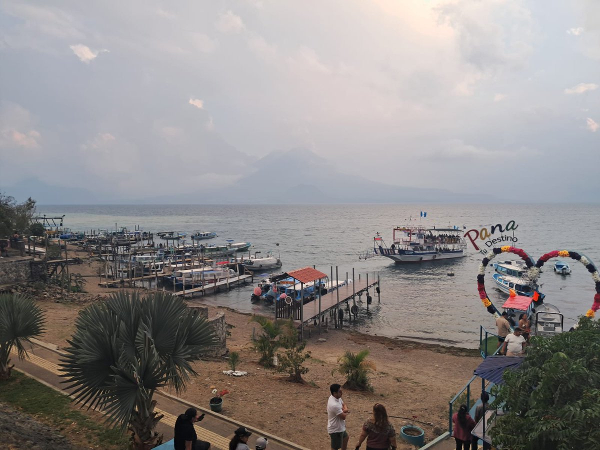 PNCdeGuatemala's tweet image. Policías de la #DIPRONA y #FEP brindan apoyo en las acciones de seguridad en la playa pública de Panajachel, Sololá, con el objetivo de resguardar la integridad de las numerosas personas que visitan este destino turístico.