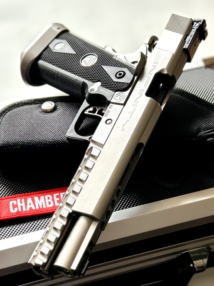 hobby_paradise's tweet image. SV  INFINITY 
WA

今ではこれのみとなった我が家のWA製1911系オート
6インチロングバレルにハイブリッドコンプが組み合わされ、さらにダストカバーの造形と相まってアグレッシブ
一方でチタンシルバーを纏いエレガント
重量は1.1kgもある
全体にヘアラインを入れてみたよ

#toygun
#モデルガン
#wa