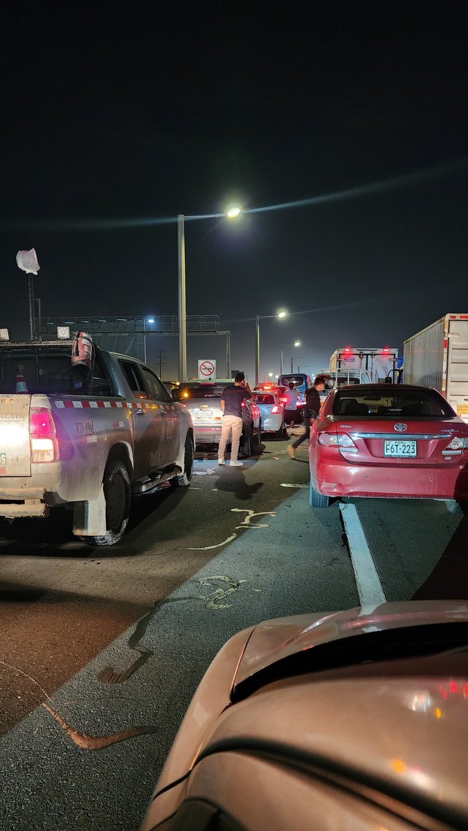 gian_bertini's tweet photo. Estoy a la altura de punta negra en la Panamericana Sur hace 1 hora en el mismo lugar, no avanza, @MuniLima , se le ocurrió reducir a 2 carriles para dar preferencia a los que se van al sur en semana santa, terrible planificación, estamos varados, la gente se baja de sus autos 😵‍💫 https://t.co/PoagfoDuIE