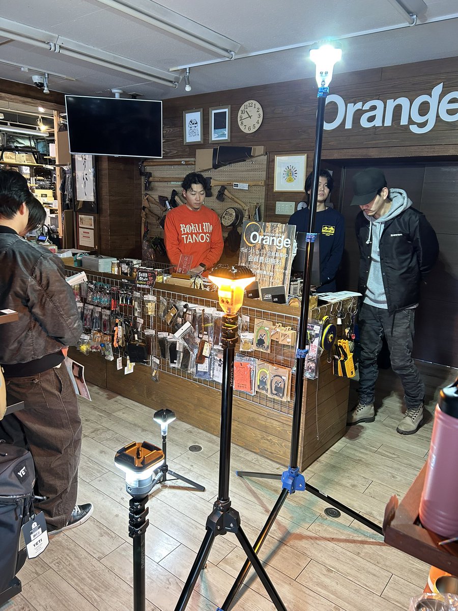 orange_outdoor's tweet image. 今日はA&amp;amp;Fさんに来店頂き、新商品「Devos」(LEDライト)の勉強会をして頂きました！
#LEDライト
#Devos

shop-orange.info/search?q=devos…