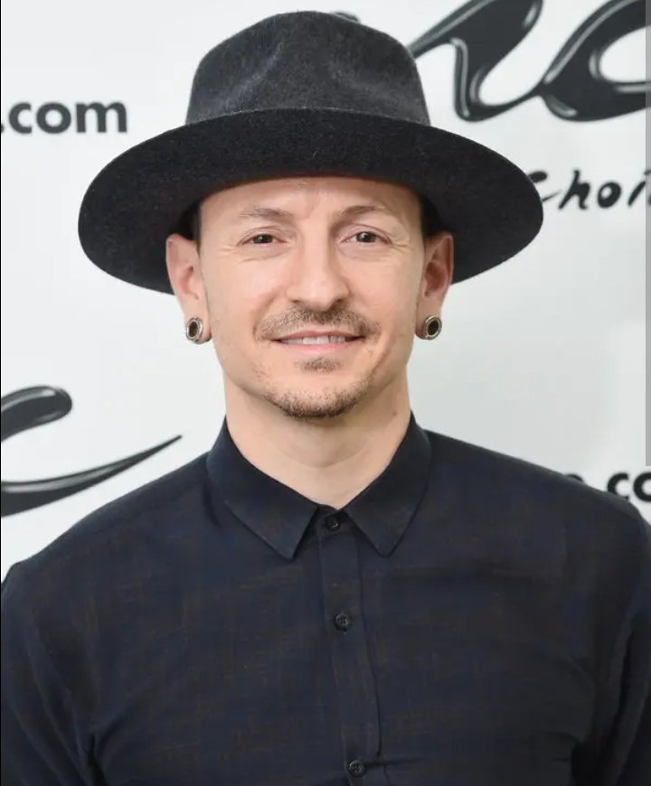 faezahsaad's tweet photo. Pengurus Siti Nurhaliza, Rozi Abdul Razak mendedahkan Siti Nurhaliza pernah menerima surat dan topi dari vokalis Linkin Park , Chester Bennington ketika persembahan di Thailand. 

Comel je part Siti cakap " Penyanyi Linkin Park tu bukan Eminem ke".  Hiks 🤭🥹. https://t.co/q0VO7BVjfE
