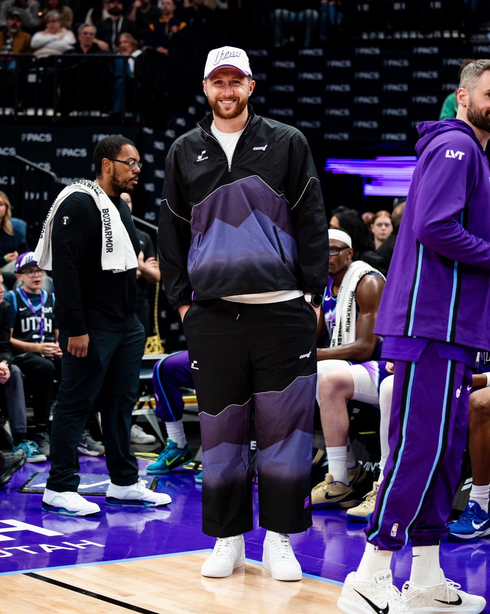 counterpointut's tweet image. courtside in 𝗰𝗼𝗺𝗳ort 🔥

@bosnianbeast27 is cheering on the @utahjazz in the full CounterPoint X @ComfNyc tracksuit tonight! 💜

#TakeNote
