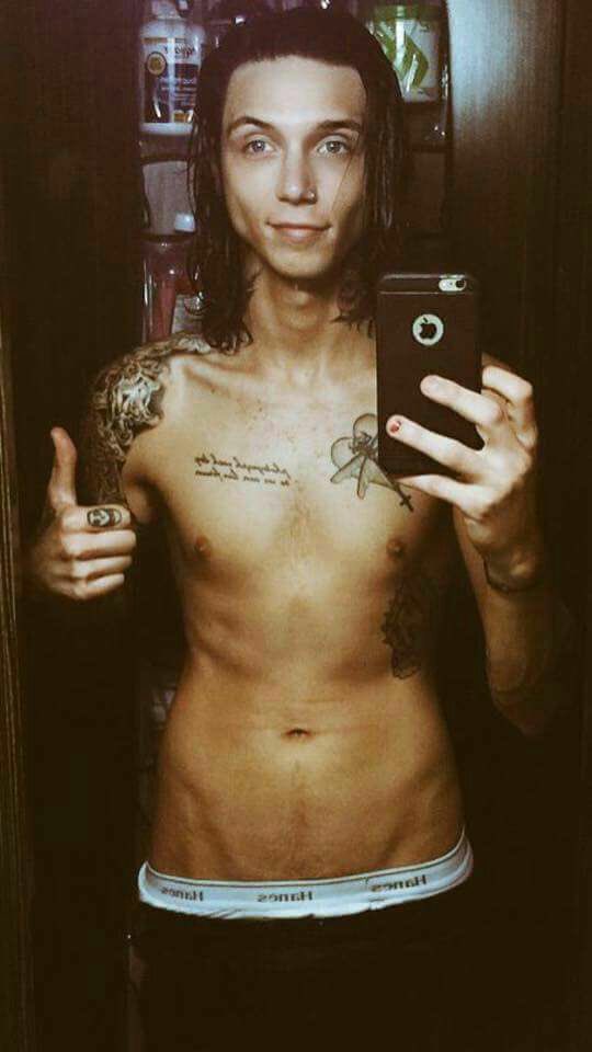 sofia 🩸 tweet media