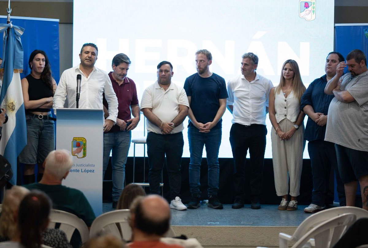 fotermin's tweet photo. En cada rincón de la provincia de Buenos Aires hay que prepararse para defender la vida en comunidad. Participé junto a los intendentes peronistas Fede Achaval, Nico Mantegazza y Gastón Granados en la asunción de las nuevas autoridades del Partido Justicialista de Vicente López y como vicepresidente del PJ de la Provincia de Buenos Aires que preside Axel @Kicillofok e integrante del Consejo Nacional del PJ que conduce @CFKArgentina, quiero felicitar a @hernan_lania que asumió como presidente distrital y a todos los compañeros que conforman esta lista de unidad. 

Hernán conoce la importancia del trabajo colectivo. Su laburo en la Unión Vecinal de Munro y en FEBAMBA de la mano del básquet, refleja el espíritu de encuentro que estos tiempos demandan para reconstruir nuestro tejido social y productivo. En Lomas de Zamora trabajamos codo a codo con los clubes de barrio, las ligas locales, también con nuestras pymes y emprendedores, dándoles la importancia que cada organización merece en el marco de nuestro proyecto del Gobierno de la Comunidad. 

A lo largo y a lo ancho de la provincia de Buenos Aires, en el campo y la ciudad, en el norte y en el sur de nuestro Conurbano infinito, el peronismo está demostrando que es posible construir una alternativa inteligente, sólida y de cara a los vecinos, donde el trabajo, la producción y la vida en comunidad vuelvan a ser el motor de la Argentina. ¡Felicidades y a seguir trabajando! 🇦🇷✌🏼
