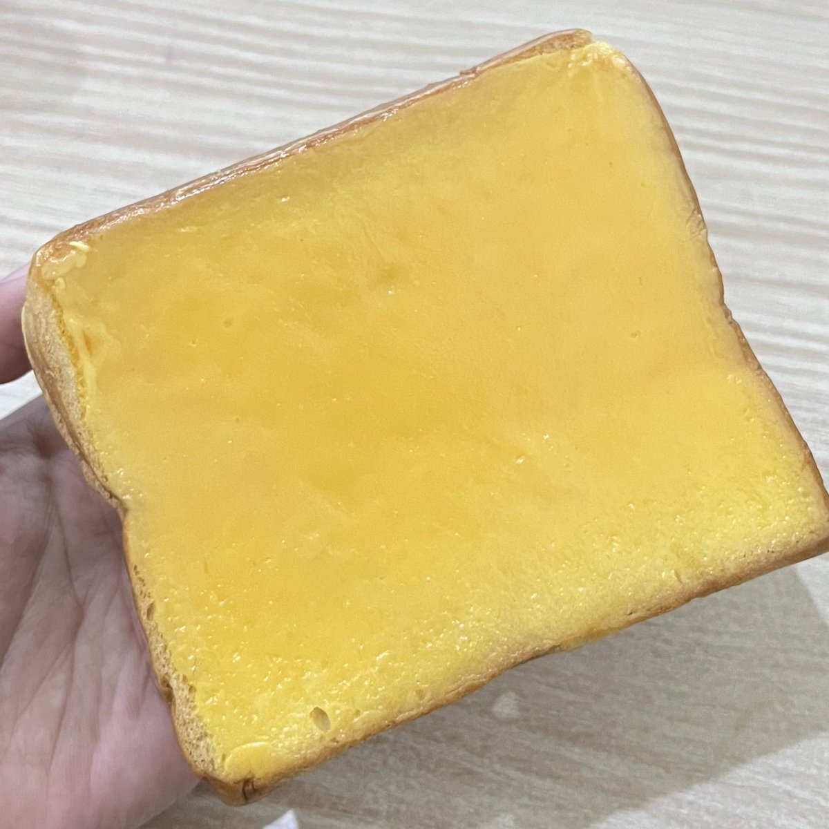 lavestela's tweet photo. ohh ini roti mentega yang VIRAL itu yaa? ternyata beneran se ENAK ituu wooyyyy😭😍 menteganya juga ga pelit dan rotinya lembut bangettt🤩🍞 https://t.co/4BQnxXeXXa