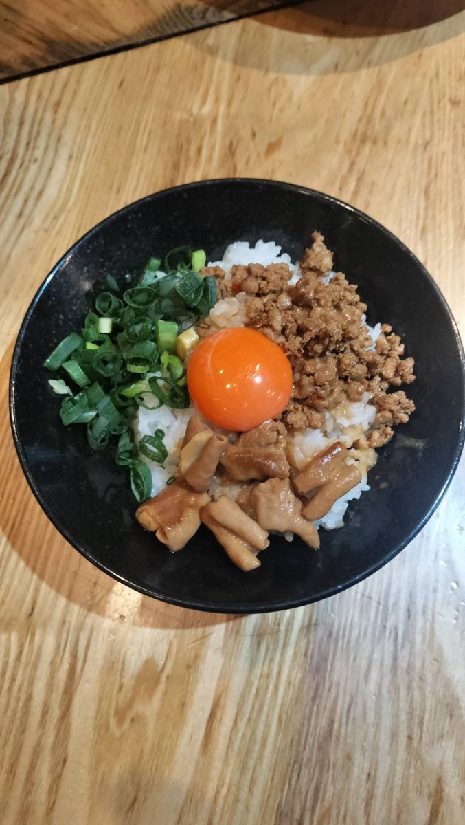 jinya2016's tweet photo. 🔥4月限定🔥

【豚ホル台湾味噌ラーメン】1200円
【特級】1550円

正直これ…かなり完成度高いです✨

👉太麺×中辛
（迷ったらこれでOK）

冬の味噌もラスト
👉4/25(土)まで

ホルモン×味噌×台湾
ニラ爆盛りでスタミナ系💪

今日食べに来てください✨
是非お待ちしております✨ https://t.co/CIljkXomQn
