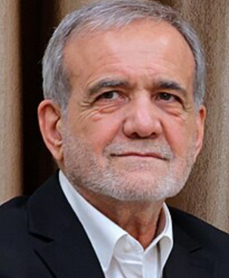 خطاب المزهرية رئيس #ايران 
موجّه للغرب بدقة: يبدأ بتملّق “الشعوب الباحثة عن الحقيقة”، ويعيد تقديم إيران كضحية تاريخية، مقابل شيطنة أمريكا وإسرائيل بالكامل.

لكن من زاوية عربية، هناك فجوة هائلة بين الخطاب والواقع.
تم الحديث عن 1953 والعقوبات والاتفاق النووي… لكن تم تجاهل أهم ما