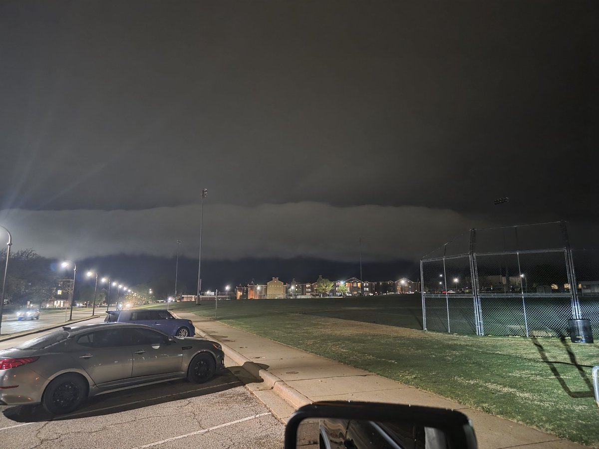 OSUFlashDash12's tweet photo. Storm rolling into OSU campus at 8:55pm @tornadopayne @NEWS9 #okwx https://t.co/fYKADbmc86