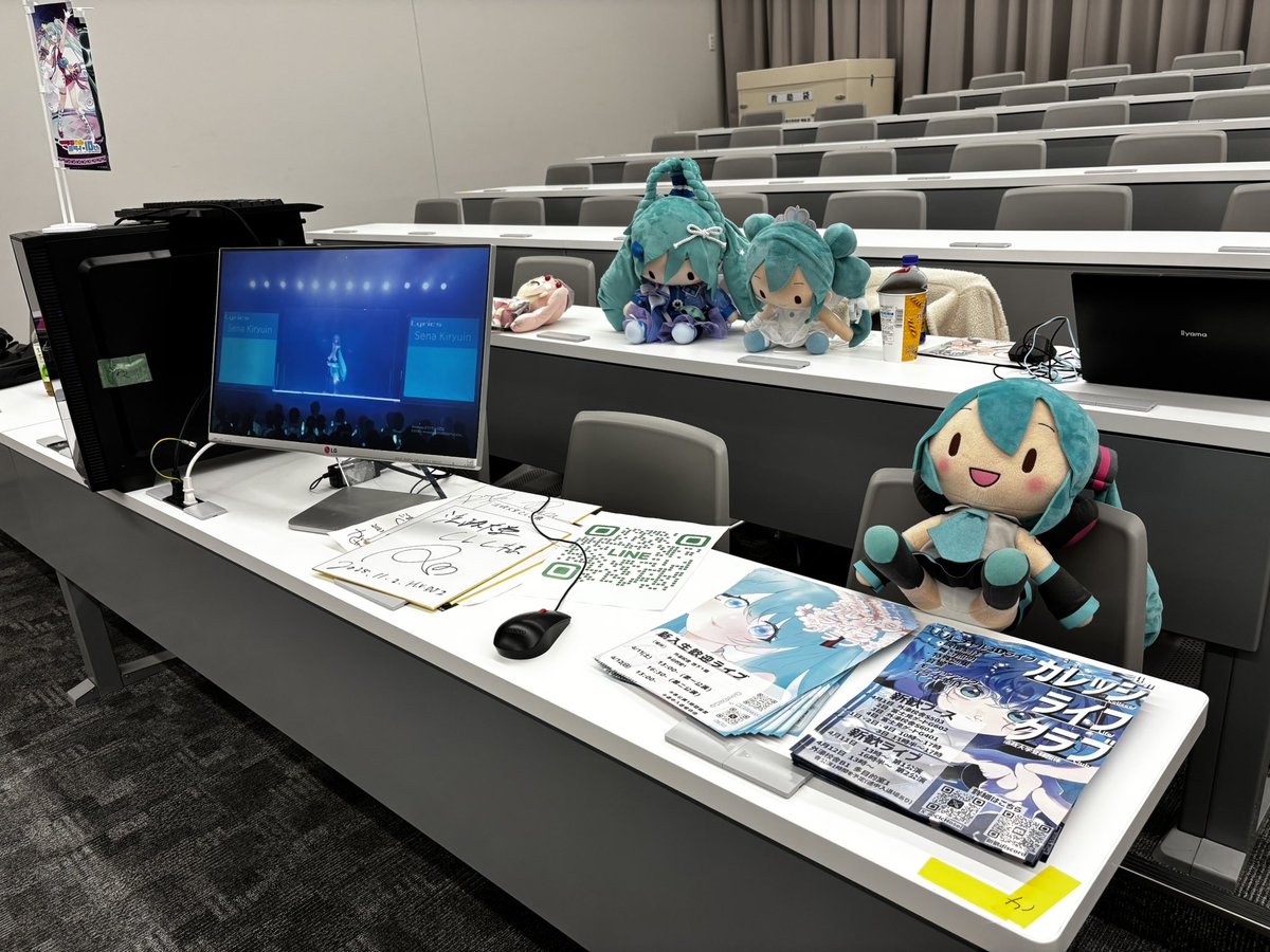 ClcHosei's tweet photo. 📢新歓祭2日目！✨️
本日は

【 G602教室 (富士見ゲート校舎6階)】

に机出しブースを設置しました🎉

あいにくの雨ではありますが部員一同お待ちしております☔️🫶

煩くなった雨の音 笑い飛ばしてくれ！

#春から法政 https://t.co/JurfYMMCHX