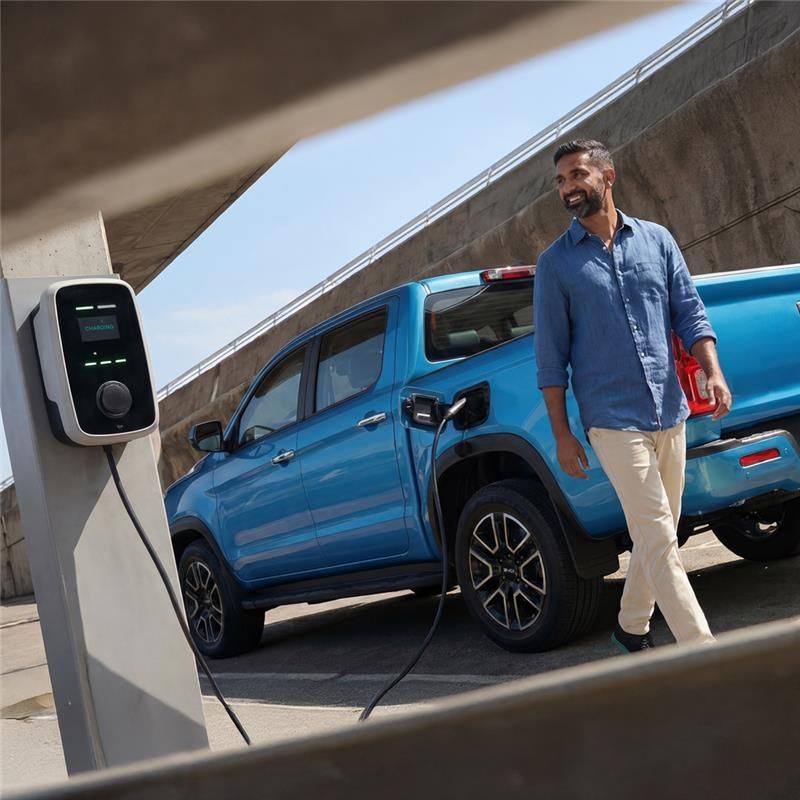 Oil’s jumped ~60% in under 2 months (mid-$60s → ~$100+ per barrel).

Now look at buyer behaviour 👇
• EV searches up 261% MoM
• Record new car interest
• ~60% searching new cars

This is search data, not sales — but it’s where intent starts.

business.carsales.com.au/news-room/news…