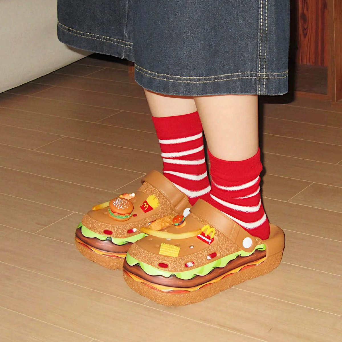 💖 Burger Fries Platform Chunky Clogs 💖 

Shop now 🛍️ at helloslippers.com/products/burge…

#HelloSlippers