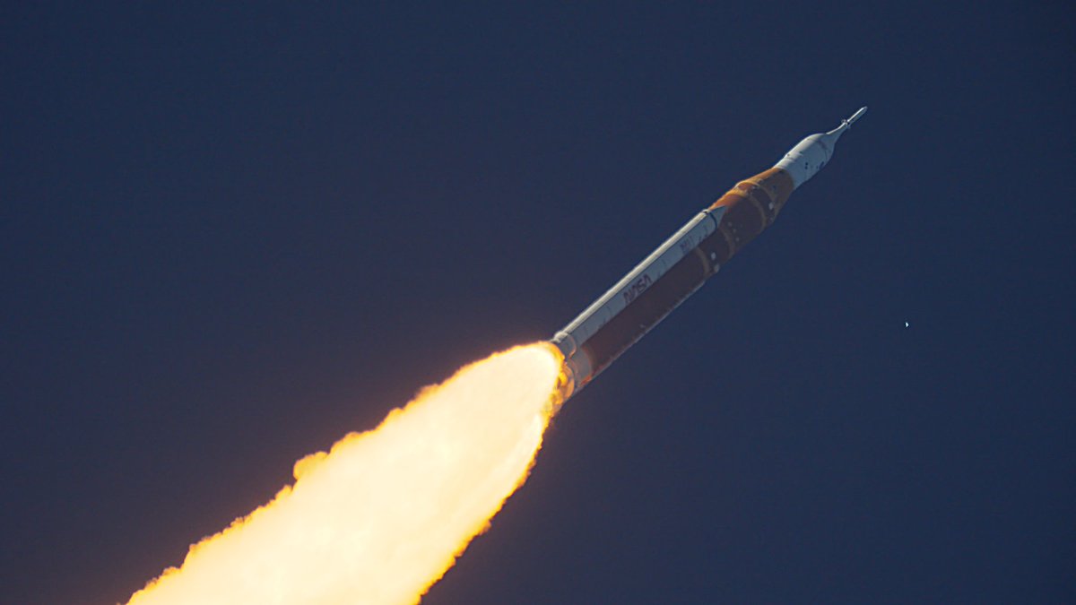 Astronomy Live tweet media