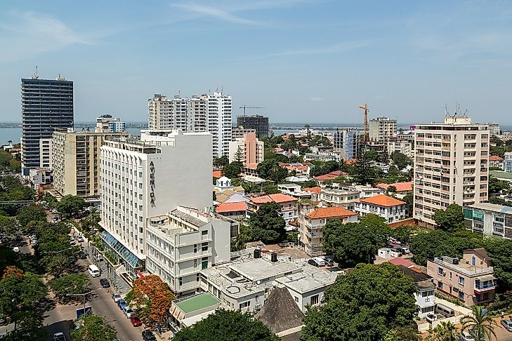 BusInsiderSSA's tweet photo. Mozambique🇲🇿 has cleared its $701 million debt to the IMF, according to Standard Bank.

The repayment led to the cancellation of an IMF mission scheduled for August, though no official statement was made.

Mozambique’s foreign exchange reserves are expected to drop from $4.15 billion to $3.5 billion after the repayment.

Other African countries, like Nigeria and Namibia, have also recently repaid or reduced their IMF debts.