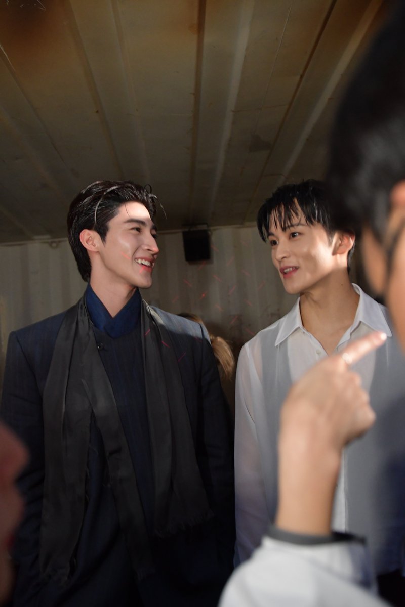 คนหล่อเจอคนหล่อมาก! เสิร์ฟภาพหนุ่ม #บลูพงศ์ทิวัตถ์ พบกับหนุ่ม #MARKLEE #NCT ภายในแฟชั่นโชว์ Maison Margiela คอลเล็กชั่น Fall/Winter 2026 ภายใต้คอนเซปต์ ‘MaisonMargiela/folders’ ที่จัดขึ้นเมื่อค่ำคืนที่ผ่านมา 💚

#Bluepongtiwat
#MaisonMargiela #PacificaGroup
#MintNews